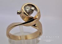 Hier ziet u een bicolor 14 karaat gouden ring met een 0,25ct diamant topwesselton vvs