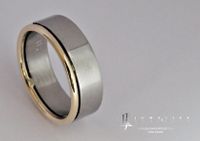 Titanium ring met een 14 karaad geelgouden draad 